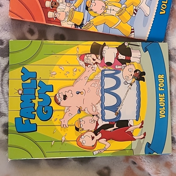 Family guy dvd volume 3 and 4 - Picture 2 of 5
